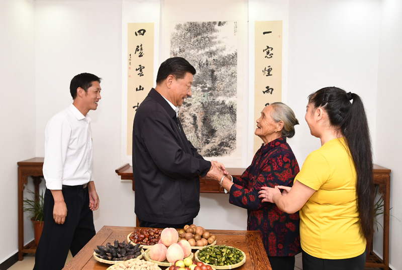 　　9月16日至18日，中共中央總書記、國家主席、中央軍委主席習近平在河南考察。這是16日下午，習近平在信陽市新縣田鋪鄉(xiāng)田鋪大塆“老家寒舍”民宿店，同店主一家親切交談。 新華社記者 謝環(huán)馳 攝