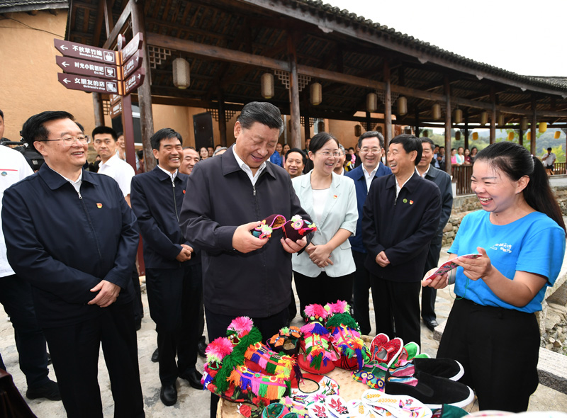 　　9月16日至18日，中共中央總書記、國家主席、中央軍委主席習近平在河南考察。這是16日下午，習近平在信陽市新縣田鋪鄉(xiāng)田鋪大塆考察調(diào)研。 新華社記者 謝環(huán)馳 攝