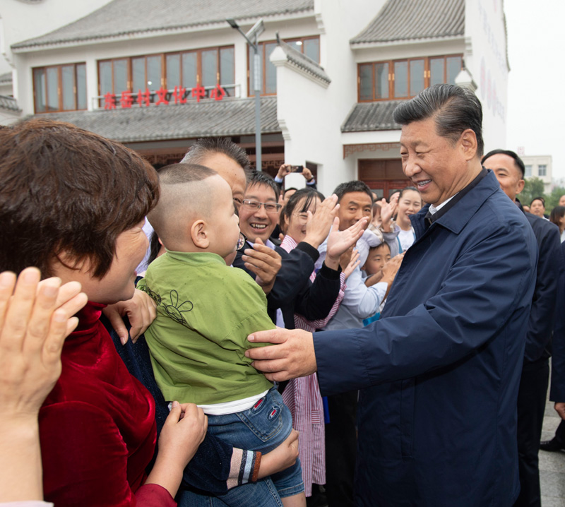 9月16日至18日，中共中央總書記、國家主席、中央軍委主席習近平在河南考察。這是17日上午，習近平在信陽市光山縣文殊鄉(xiāng)東岳村同鄉(xiāng)親們親切交流，祝愿鄉(xiāng)親們生活芝麻開花節(jié)節(jié)高。新華社記者 謝環(huán)馳 攝
