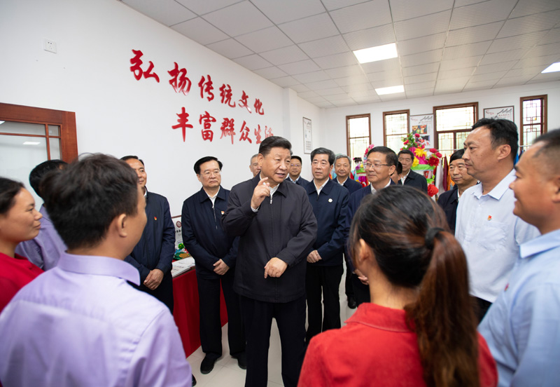 9月16日至18日，中共中央總書記、國家主席、中央軍委主席習近平在河南考察。這是17日上午，習近平在信陽市光山縣文殊鄉(xiāng)東岳村文化接待中心，同當?shù)孛撠氈赂粠ь^人親切交流，勉勵他們帶動更多鄉(xiāng)親們致富。新華社記者 謝環(huán)馳 攝