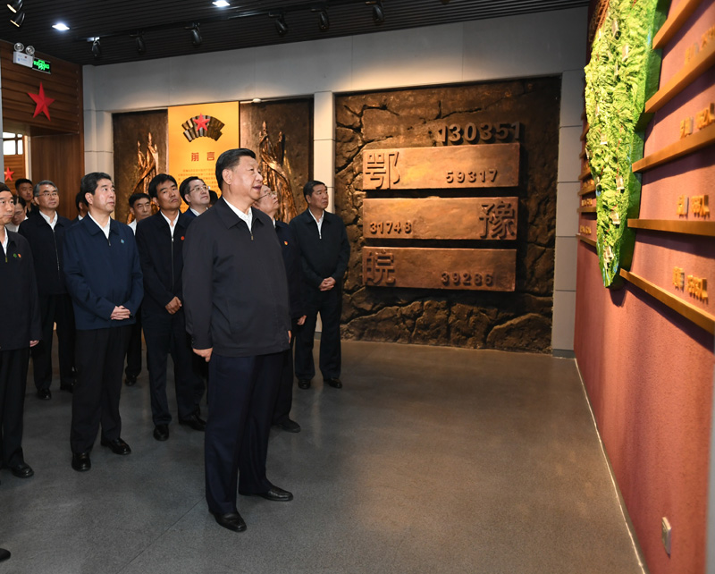 9月16日至18日，中共中央總書記、國家主席、中央軍委主席習近平在河南考察。這是16日下午，習近平來到位于信陽市新縣的鄂豫皖蘇區(qū)首府烈士陵園，瞻仰革命烈士紀念堂。 新華社記者 謝環(huán)馳 攝