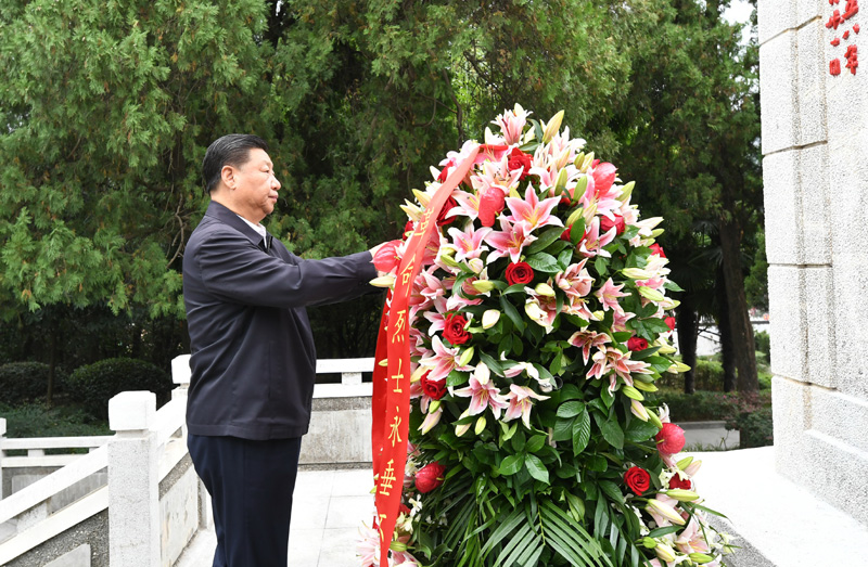 　　9月16日至18日，中共中央總書記、國家主席、中央軍委主席習近平在河南考察。這是16日下午，習近平來到位于信陽市新縣的鄂豫皖蘇區(qū)首府烈士陵園，瞻仰革命烈士紀念碑，向革命先烈敬獻花籃。 新華社記者 謝環(huán)馳 攝