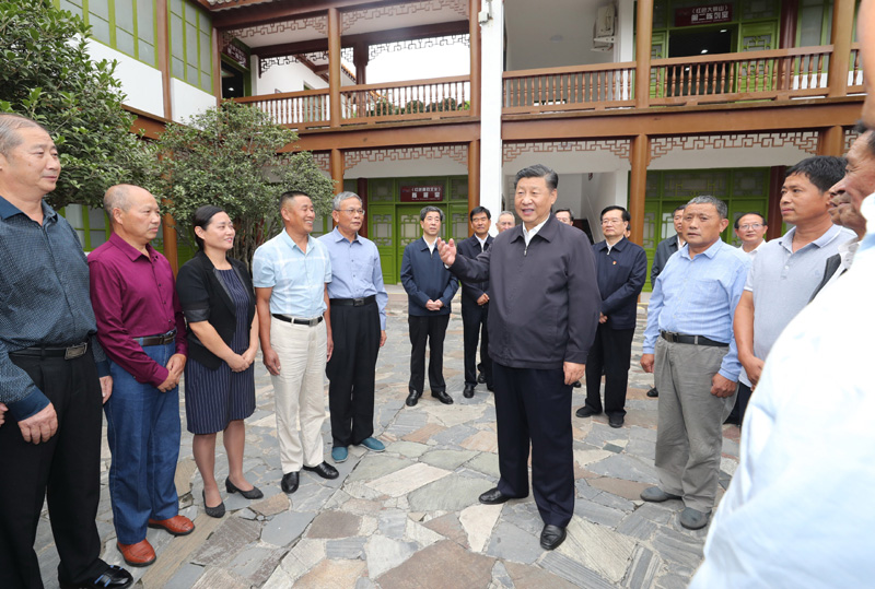 　　9月16日至18日，中共中央總書記、國家主席、中央軍委主席習近平在河南考察。這是16日下午，習近平在位于信陽市新縣的鄂豫皖蘇區(qū)首府革命博物館，同當?shù)丶t軍后代、革命烈士家屬代表親切交談。 新華社記者 鞠鵬 攝