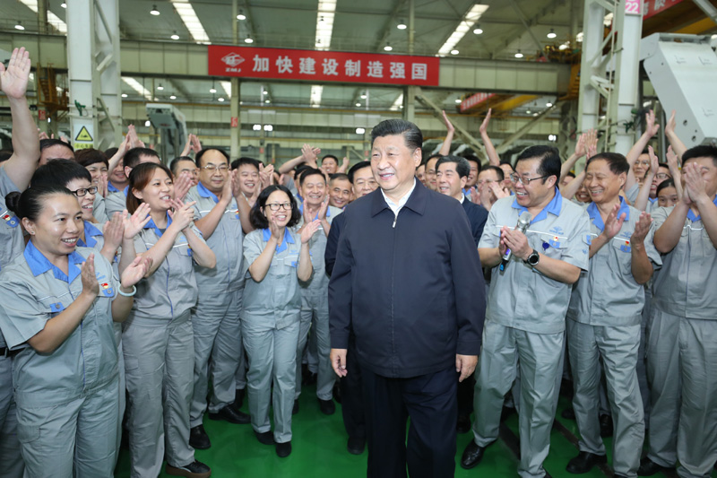 9月16日至18日，中共中央總書記、國家主席、中央軍委主席習近平在河南考察。這是17日下午，習近平在鄭州煤礦機械集團股份有限公司總裝車間同工人們親切交流，鼓勵他們加強自主創(chuàng)新，爭創(chuàng)發(fā)展戰(zhàn)略優(yōu)勢。新華社記者 鞠鵬 攝