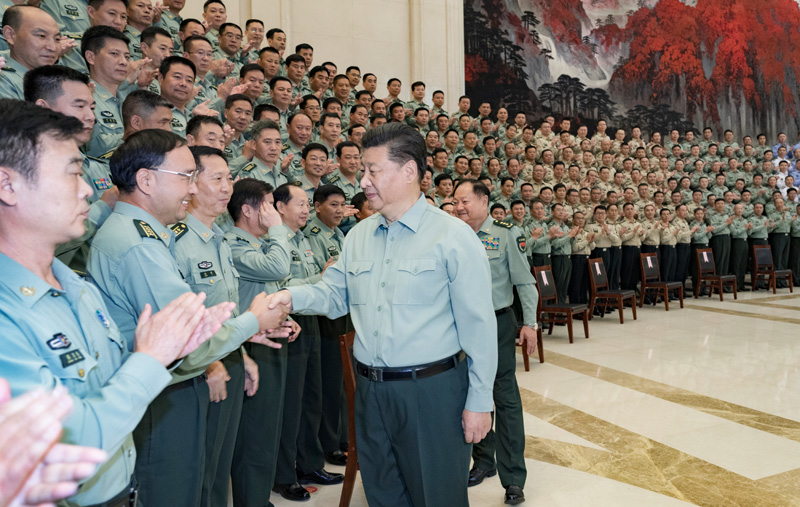 9月16日至18日，中共中央總書記、國家主席、中央軍委主席習近平在河南考察。這是18日上午，習近平在鄭州親切接見駐河南部隊副師職以上領(lǐng)導干部和團級單位主官，代表黨中央和中央軍委向駐河南部隊全體官兵致以誠摯問候。新華社記者 李剛 攝