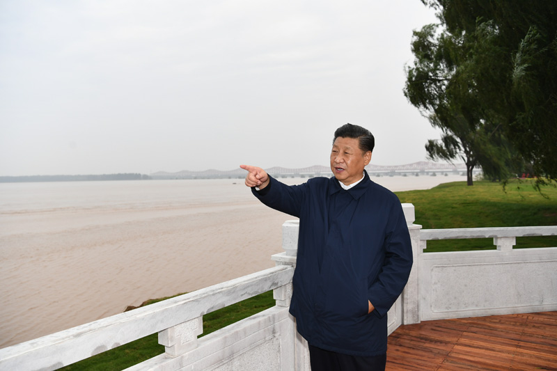 9月16日至18日，中共中央總書記、國家主席、中央軍委主席習近平在河南考察。這是17日下午，習近平在鄭州黃河國家地質(zhì)公園，眺望黃河鄭州段。新華社記者 謝環(huán)馳 攝