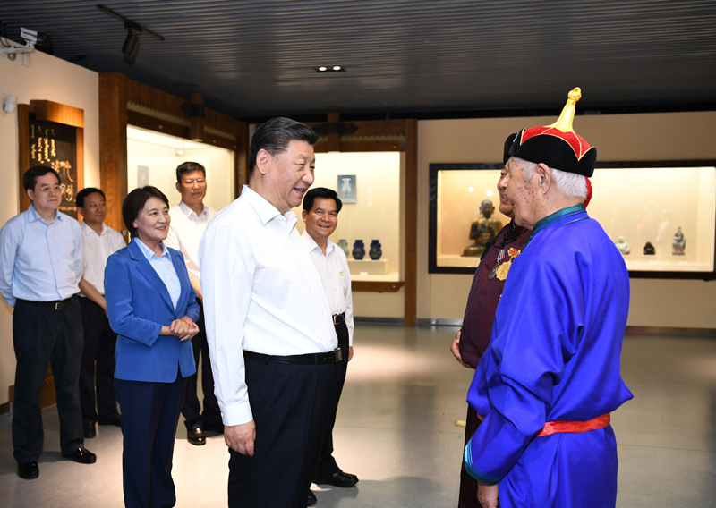 7月15日至16日，中共中央總書記、國家主席、中央軍委主席習近平在內(nèi)蒙古考察并指導開展“不忘初心、牢記使命”主題教育。這是15日上午，習近平在赤峰博物館同古典民族史詩《格薩（斯）爾》非物質(zhì)文化遺產(chǎn)傳承人親切交談。