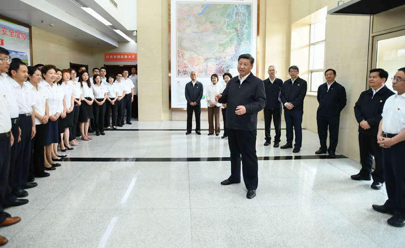 7月15日至16日，中共中央總書記、國家主席、中央軍委主席習近平在內(nèi)蒙古考察并指導開展“不忘初心、牢記使命”主題教育。這是16日上午，習近平到內(nèi)蒙古自治區(qū)自然資源廳，實地調(diào)研指導開展“不忘初心、牢記使命”主題教育。