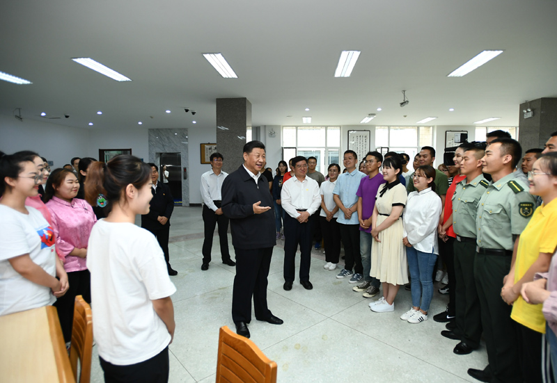 7月15日至16日，中共中央總書記、國家主席、中央軍委主席習近平在內(nèi)蒙古考察并指導開展“不忘初心、牢記使命”主題教育。這是16日上午，習近平在內(nèi)蒙古大學圖書館同學生們親切交談，勉勵他們志存高遠、腳踏實地、發(fā)奮圖強。
