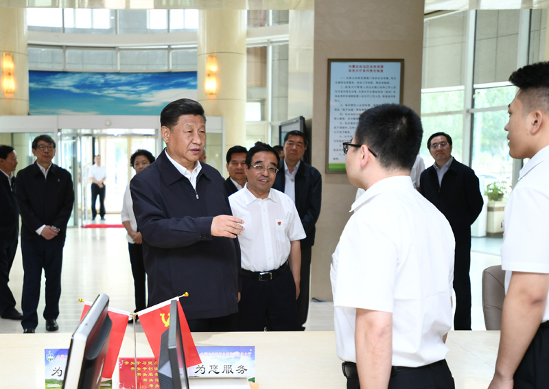 7月15日至16日，中共中央總書記、國家主席、中央軍委主席習近平在內(nèi)蒙古考察并指導開展“不忘初心、牢記使命”主題教育。這是16日上午，習近平在內(nèi)蒙古自治區(qū)自然資源廳自然資源政務(wù)大廳同工作人員交談，了解開展主題教育和落實便捷高效政務(wù)服務(wù)等情況。