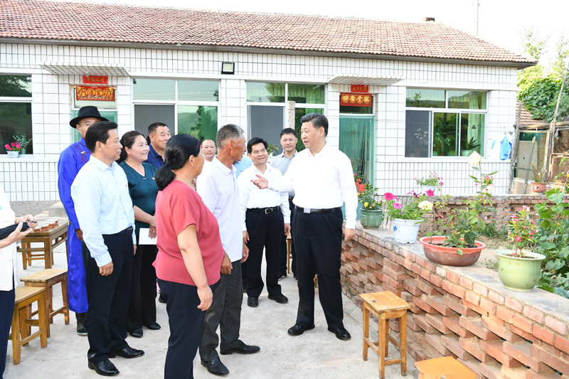 7月15日至16日，中共中央總書記、國家主席、中央軍委主席習近平在內(nèi)蒙古考察并指導開展“不忘初心、牢記使命”主題教育。這是15日下午，習近平在赤峰市喀喇沁旗河南街道馬鞍山村村民張國利家，同基層干部群眾代表親切交流。