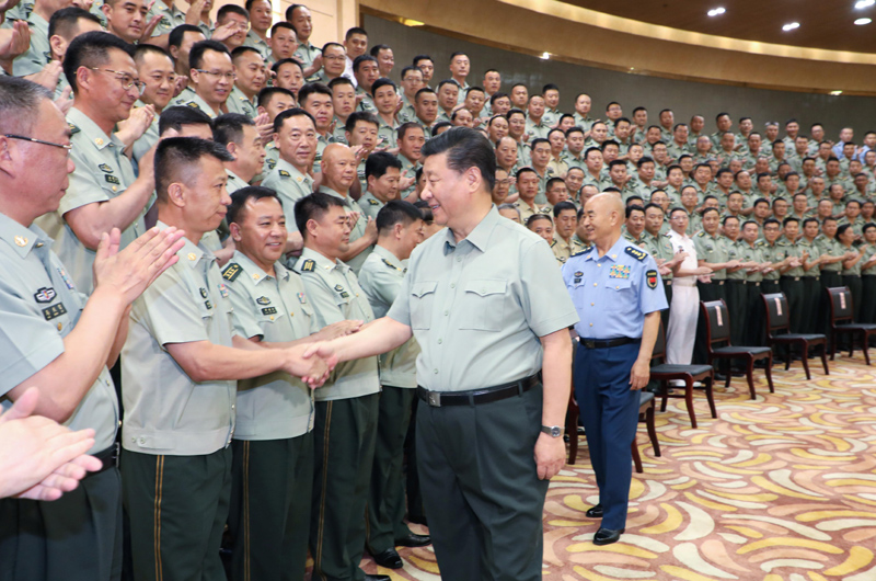 7月15日至16日，中共中央總書記、國家主席、中央軍委主席習近平在內(nèi)蒙古考察并指導開展“不忘初心、牢記使命”主題教育。這是16日上午，習近平在呼和浩特親切接見駐內(nèi)蒙古部隊副師職以上領(lǐng)導干部和團級單位主官，代表黨中央和中央軍委向駐內(nèi)蒙古部隊全體官兵致以誠摯問候。
