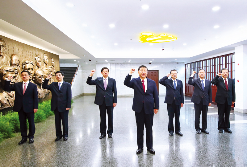 　2017年10月31日，中共中央總書記、國家主席、中央軍委主席習近平帶領(lǐng)中共中央政治局常委李克強、栗戰(zhàn)書、汪洋、王滬寧、趙樂際、韓正，瞻仰上海中共一大會址和浙江嘉興南湖紅船。這是31日上午，在上海中共一大會址紀念館，習近平帶領(lǐng)其他中共中央政治局常委同志一起重溫入黨誓詞。 新華社記者 蘭紅光/攝