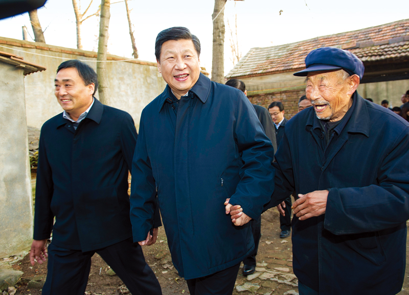 　2013年11月24日至28日，中共中央總書記、國家主席、中央軍委主席習近平在山東考察。 這是25日下午，習近平在地處沂蒙老區(qū)的臨沭縣曹莊鎮(zhèn)朱村親切地拉著83歲的“老支前”王克昌的手去他家看望。 新華社記者 謝環(huán)馳/攝