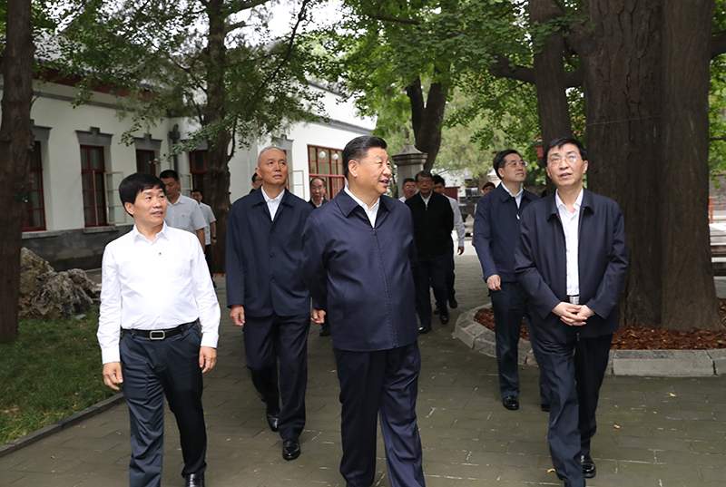 9月12日，中共中央總書記、國家主席、中央軍委主席習(xí)近平視察中共中央北京香山革命紀念地。這是習(xí)近平瞻仰雙清別墅。