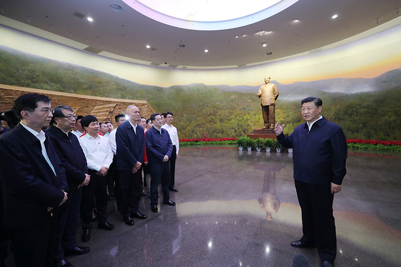 9月12日，中共中央總書記、國家主席、中央軍委主席習(xí)近平視察中共中央北京香山革命紀念地。這是習(xí)近平在香山革命紀念館參觀《為新中國奠基》主題展覽，并發(fā)表重要講話。