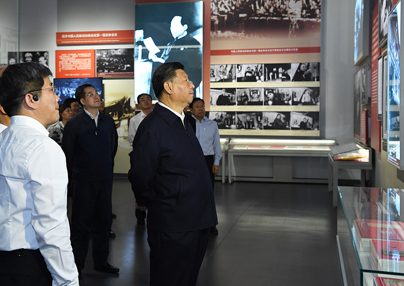 9月12日，中共中央總書記、國家主席、中央軍委主席習(xí)近平視察中共中央北京香山革命紀念地。這是習(xí)近平在香山革命紀念館參觀《為新中國奠基》主題展覽。