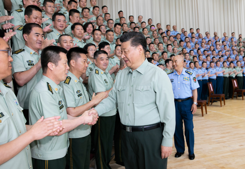 8月22日，中共中央總書記、國家主席、中央軍委主席習近平到空軍某基地視察。這是習近平親切接見駐甘肅部隊副師職以上領導干部和團級單位主官。