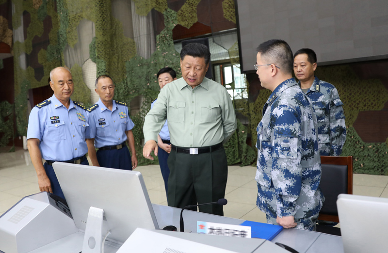 8月22日，中共中央總書記、國家主席、中央軍委主席習近平到空軍某基地視察。這是習近平察看基地作戰(zhàn)指揮中心，了解戰(zhàn)備值班和訓練情況。