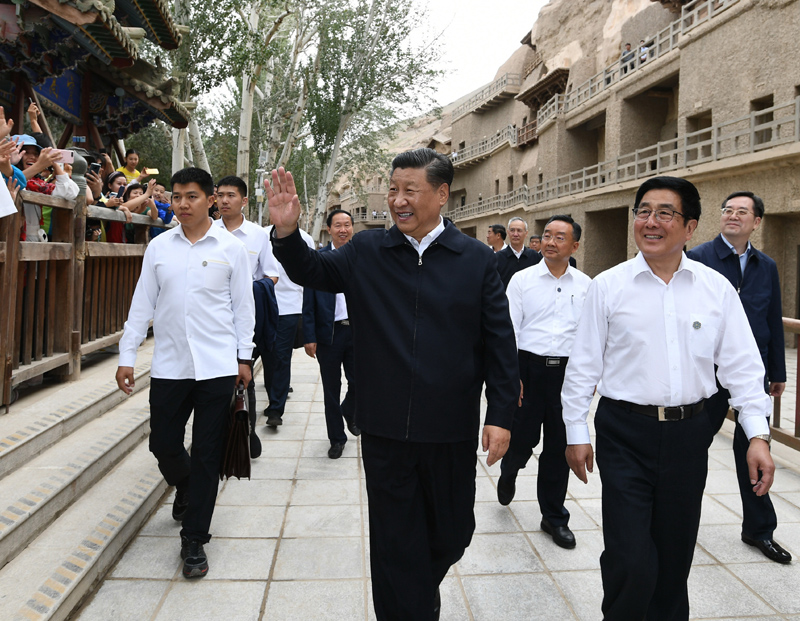 8月19日至22日，中共中央總書記、國家主席、中央軍委主席習近平在甘肅考察。這是19日下午，習近平在敦煌莫高窟考察調(diào)研時，向正在參觀的游客親切招手致意。