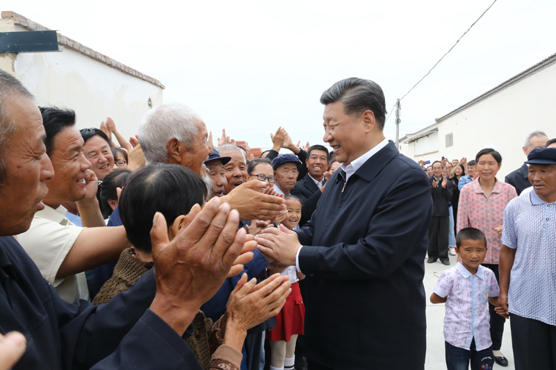 8月19日至22日，中共中央總書記、國家主席、中央軍委主席習近平在甘肅考察。這是21日上午，習近平在武威市古浪縣黃花灘生態(tài)移民區(qū)富民新村同村民親切交談。