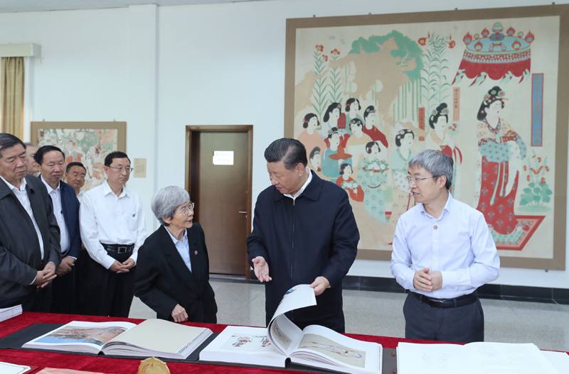 8月19日至22日，中共中央總書記、國家主席、中央軍委主席習近平在甘肅考察。這是19日下午，習近平在敦煌研究院察看珍藏文物和學術成果展示，了解文物保護和研究、弘揚優(yōu)秀歷史文化情況。