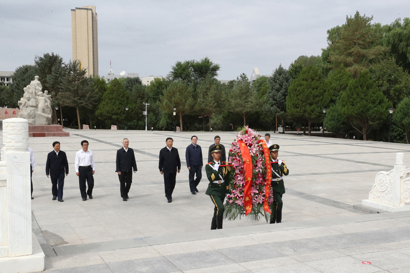 8月19日至22日，中共中央總書記、國家主席、中央軍委主席習近平在甘肅考察。這是20日上午，習近平來到張掖市高臺縣，瞻仰中國工農(nóng)紅軍西路軍紀念碑，向革命先烈敬獻花籃。