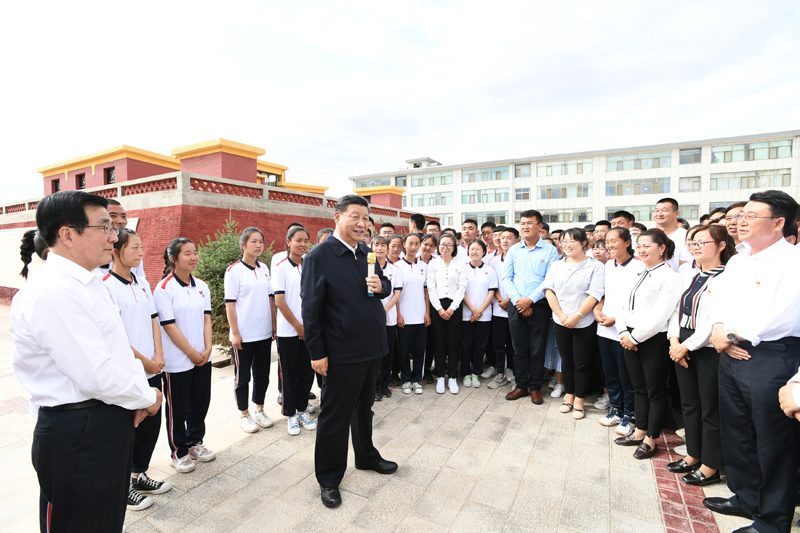 8月19日至22日，中共中央總書記、國家主席、中央軍委主席習近平在甘肅考察。這是20日下午，習近平在張掖市山丹培黎學校同師生親切交流。
