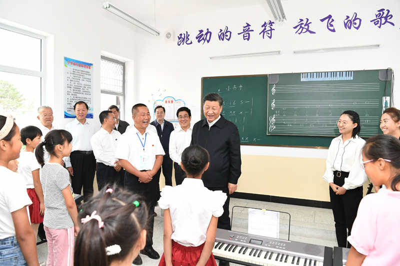 8月19日至22日，中共中央總書記、國家主席、中央軍委主席習近平在甘肅考察。這是21日上午，習近平在武威市古浪縣黃花灘生態(tài)移民區(qū)富民新村富民小學的音樂教室，認真觀看正在進行的音樂課教學。
