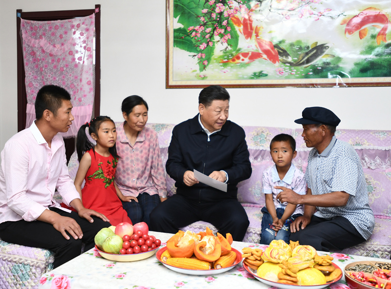 8月19日至22日，中共中央總書記、國家主席、中央軍委主席習近平在甘肅考察。這是21日上午，習近平在武威市古浪縣黃花灘生態(tài)移民區(qū)富民新村村民李應川家，同李應川一家拉家常。