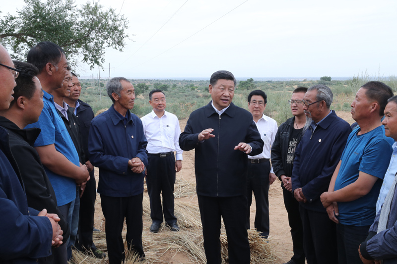 8月19日至22日，中共中央總書記、國家主席、中央軍委主席習近平在甘肅考察。這是21日上午，習近平在武威市古浪縣八步沙林場同“六老漢”代表及林場職工親切交談。