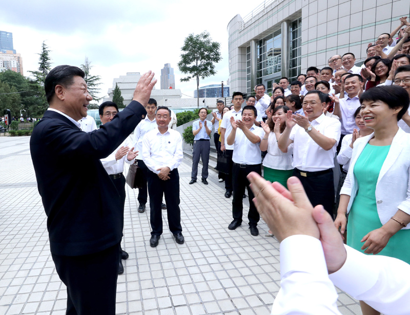 8月19日至22日，中共中央總書記、國家主席、中央軍委主席習近平在甘肅考察。這是21日下午，習近平在讀者出版集團有限公司同工作人員親切交談。