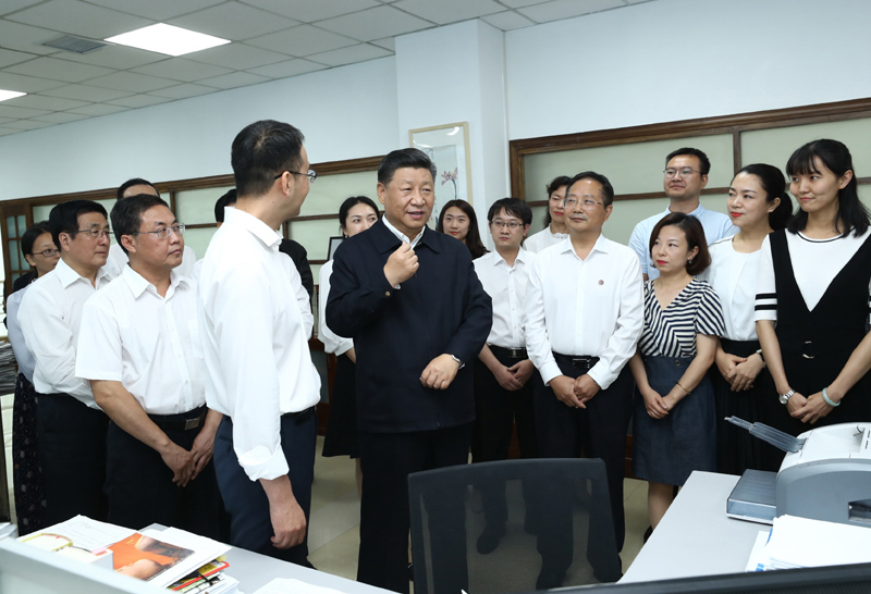 8月19日至22日，中共中央總書記、國家主席、中央軍委主席習近平在甘肅考察。這是21日下午，習近平在《讀者》編輯部同工作人員交流，勉勵他們?yōu)槿嗣裉峁└鄡?yōu)秀精神食糧。