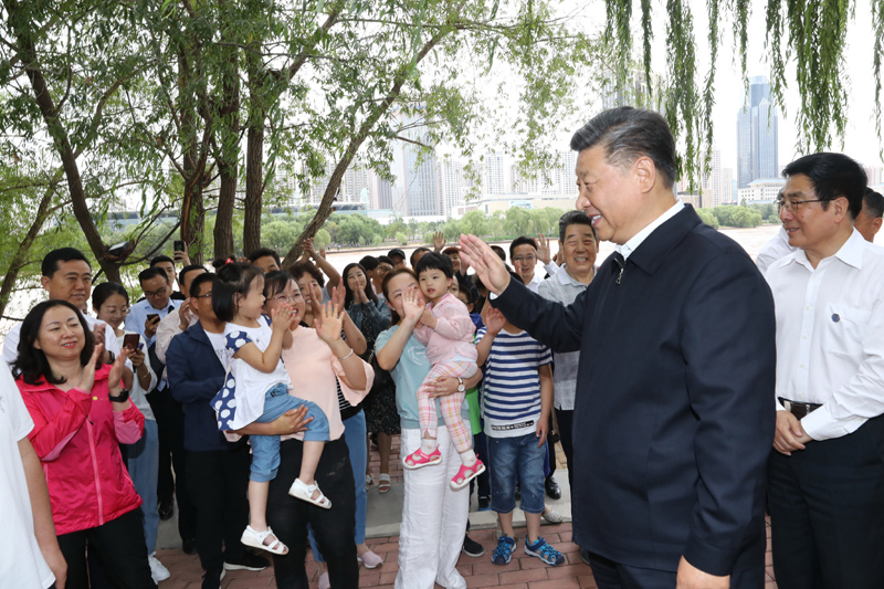 8月19日至22日，中共中央總書記、國家主席、中央軍委主席習近平在甘肅考察。這是21日下午，習近平在蘭州市黃河治理蘭鐵泵站項目點同正在休閑的群眾親切交談。