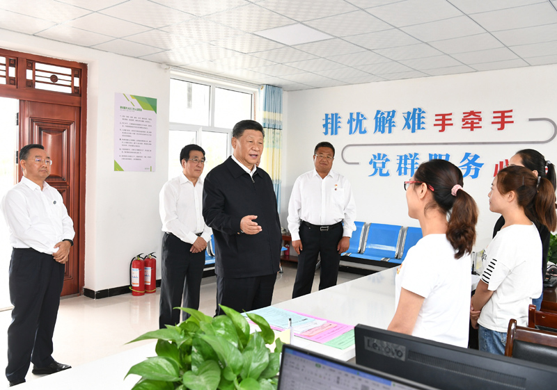 8月19日至22日，中共中央總書記、國家主席、中央軍委主席習近平在甘肅考察。這是21日上午，習近平在武威市古浪縣黃花灘生態(tài)移民區(qū)富民新村黨群服務中心考察。